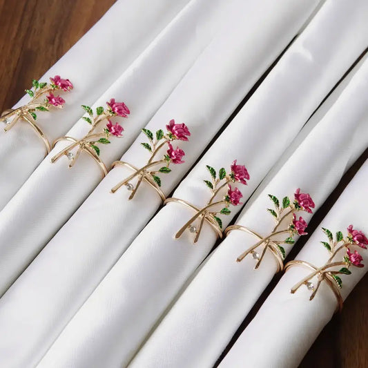 Rond de serviettes doré avec roses