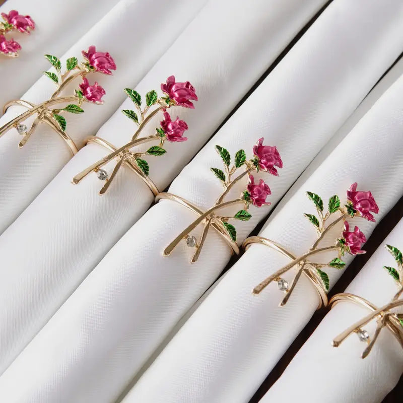 Rond de serviettes doré avec roses