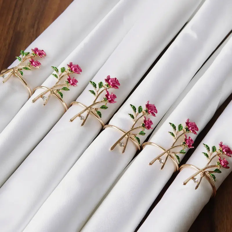 Rond de serviettes doré avec roses