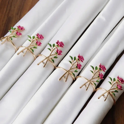 Rond de serviettes doré avec roses